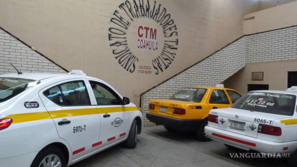 Falta de clientes orilla a taxistas saltillenses a dedicarse a otro oficio