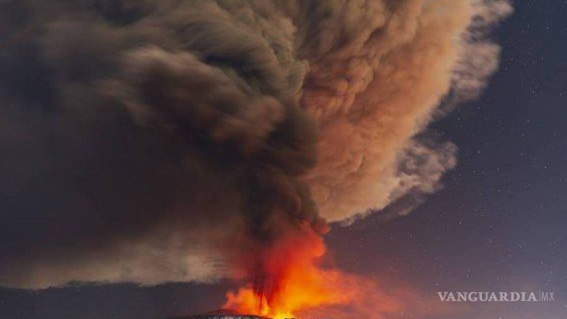 $!Las impresionantes imágenes de la erupción del volcán Etna en Italia