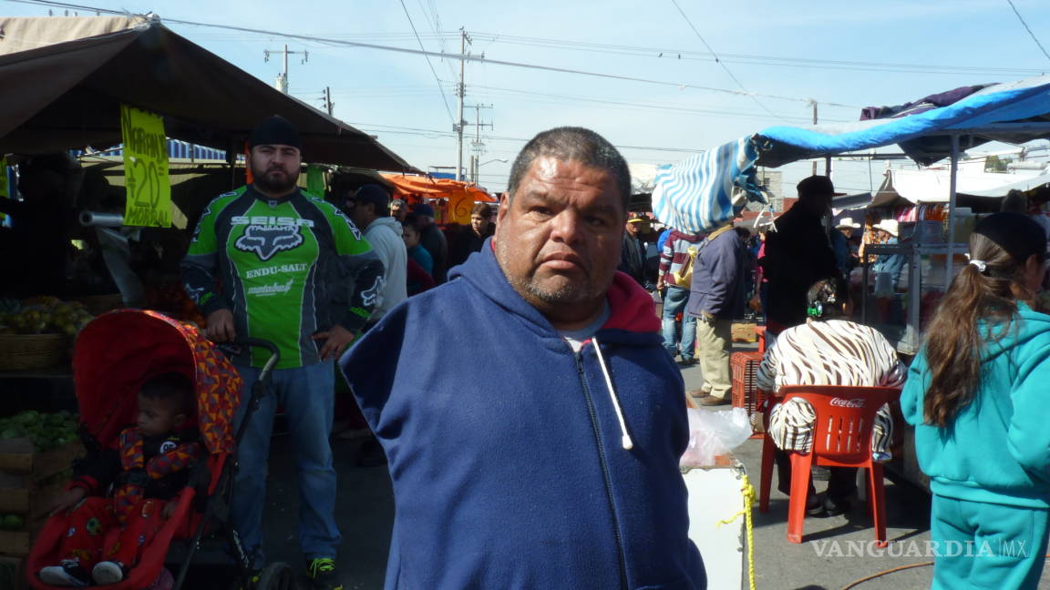 Arturo, el hombre que nació sin brazos y trabaja en los mercados de Saltillo, necesita ayuda...