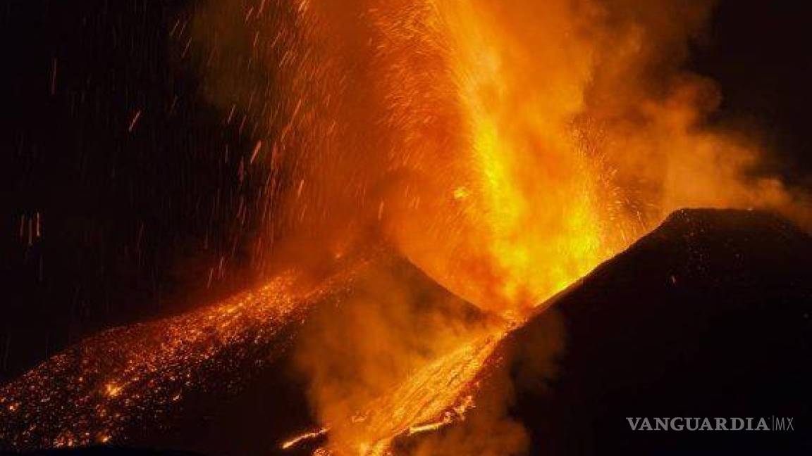 $!Las impresionantes imágenes de la erupción del volcán Etna en Italia