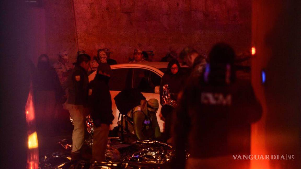 $!Peritos revisan los cuerpos de migrantes cubiertos con colchas térmicas de aluminio.