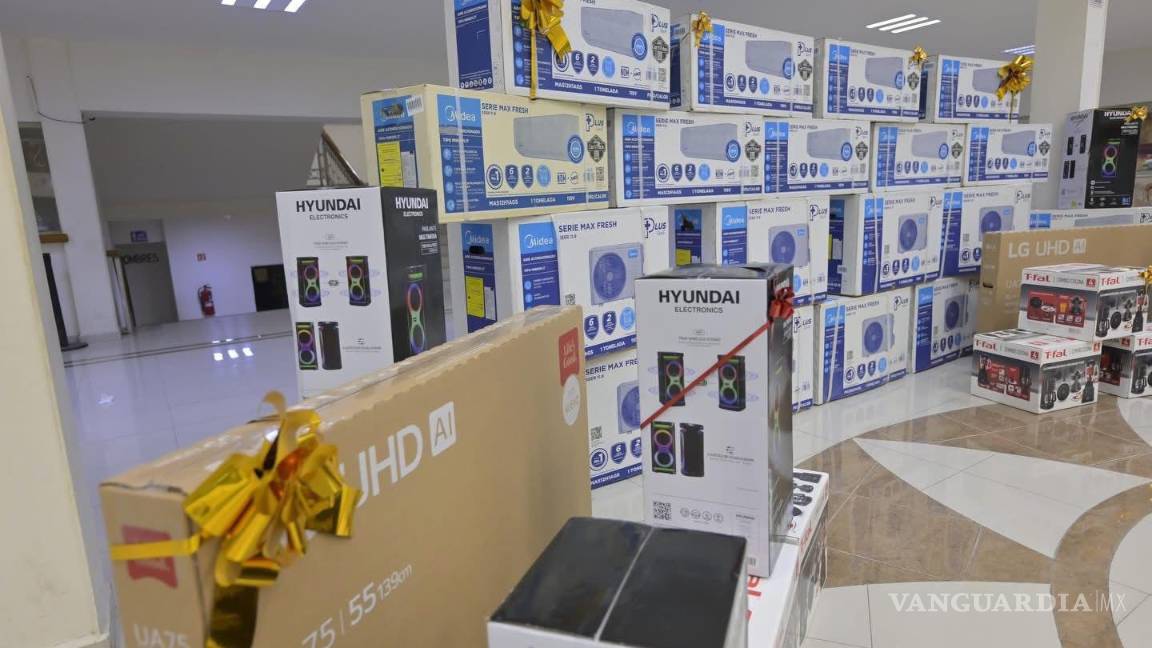 $!Autoridades municipales durante la entrega de premios a contribuyentes cumplidos.