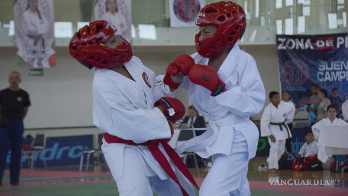 Karatecas muestran sus habilidades en Copa Sueño de Campeones