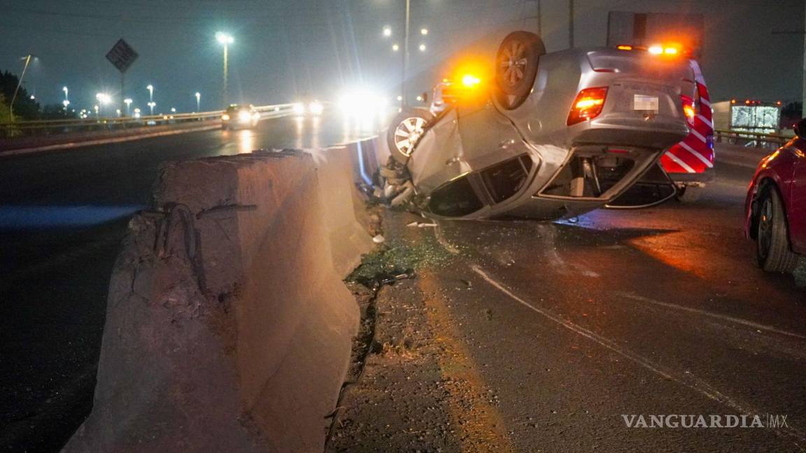 $!El muro de contención detuvo el trayecto del vehículo siniestrado.