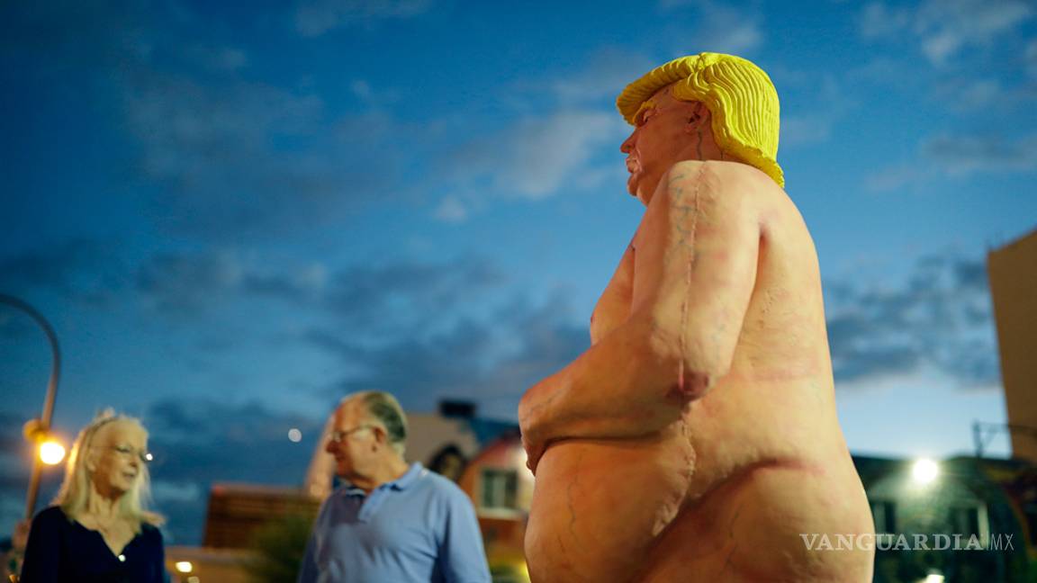 $!Derriban muro simbólico en Alemania en rechazo a Trump