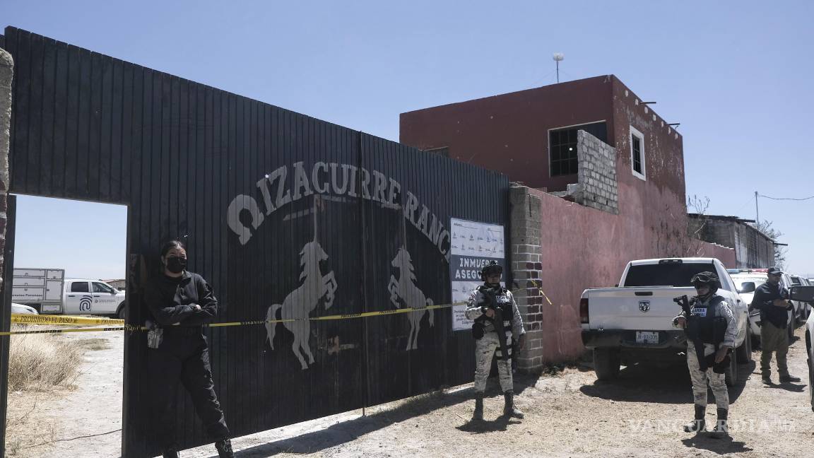 $!La policía monta guardia frente a la entrada del Rancho Izaguirre, donde se descubrieron restos óseos en Teuchitlán, Jalisco, México.