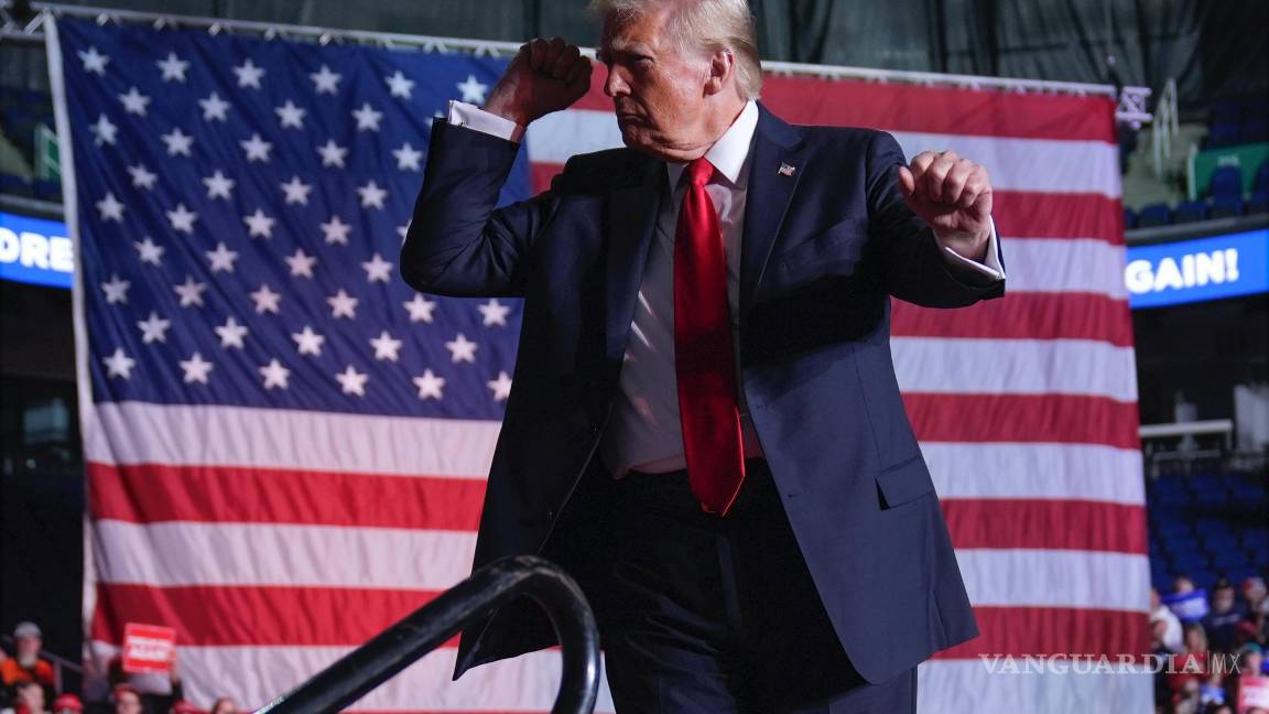 $!El candidato presidencial republicano y expresidente Donald Trump baila en un mitin de campaña en el First Horizon Coliseum.