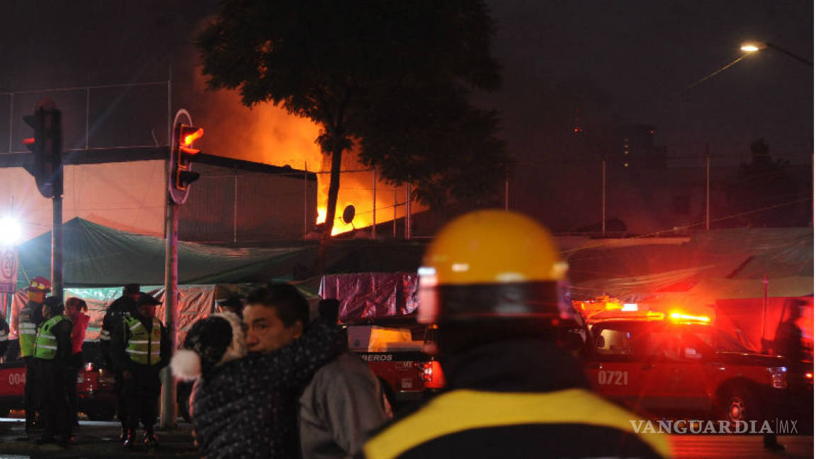 Desalojan a más de 150 vecinos por incendio en mercado San Cosme en la CDMX