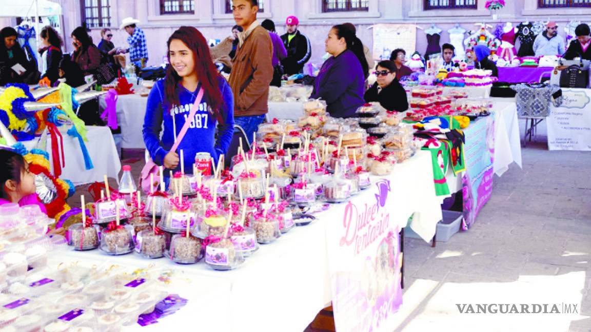 Emprendedoras ofrecen sus productos en la Plaza Nueva Tlaxcala de Saltillo