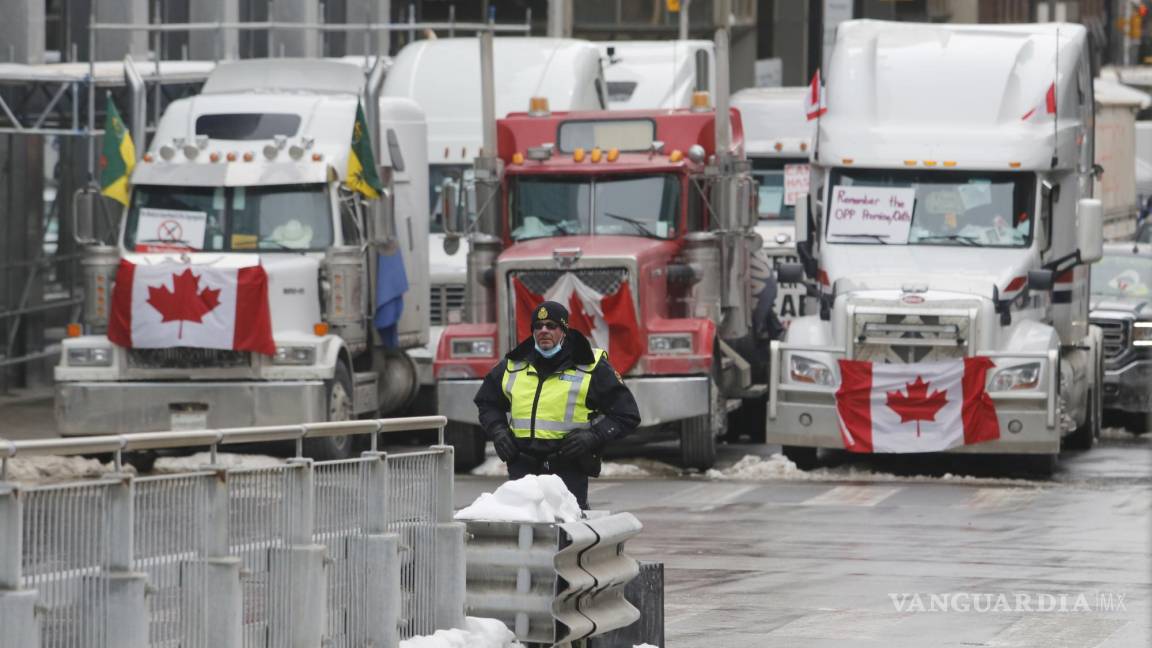 ‘Pegan’ protestas de camioneros contra restricciones COVID a automotrices de EU y Canadá