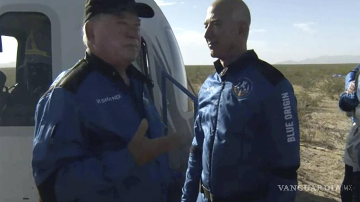 $!En esta imagen proporcionada por Blue Origin, William Shatner habla con Jeff Bezos sobre su experiencia tras salir de la cápsula Blue Origin cerca de Van Horn, Texas. AP/Blue Origin
