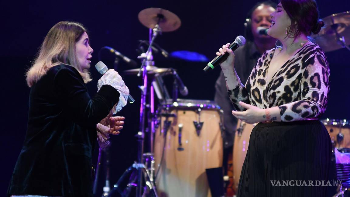 $!La cantante peruana Tania Libertad (i) y la cantautora mexicana Joaquina Mertz (d), se presentan en la clausura de la 49 edición del Festival Internacional Cervantino 2021, en la ciudad de Guanajuato, México. EFE/Luis Ramírez