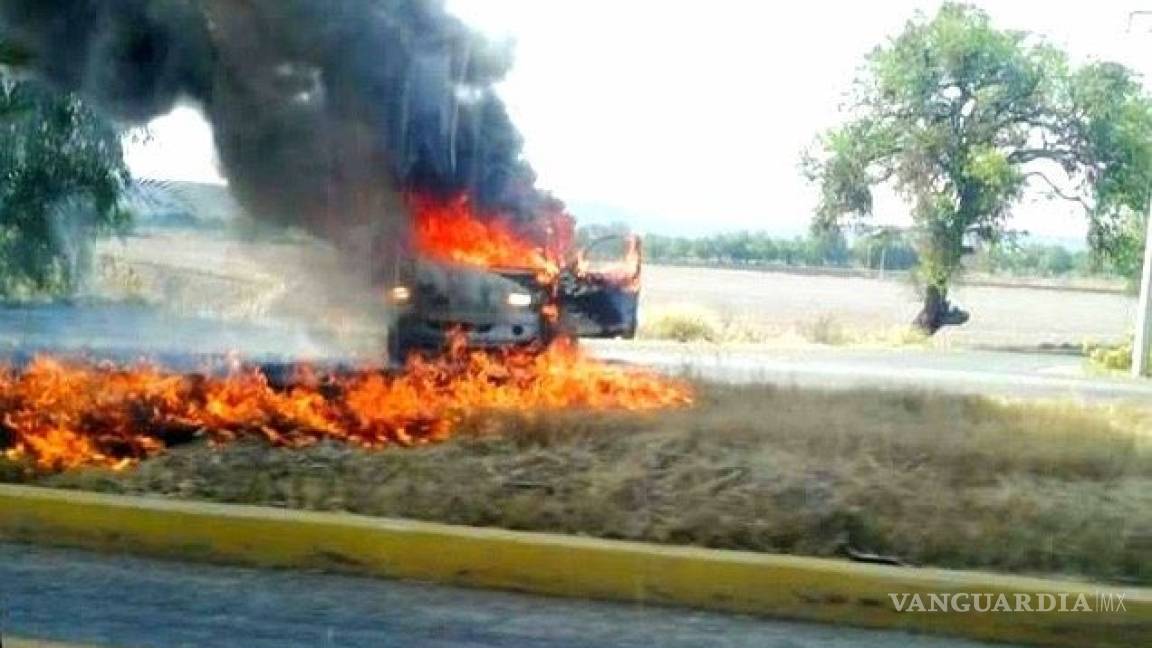 Reportan bloqueos con vehículos incendiados en Guanajuato