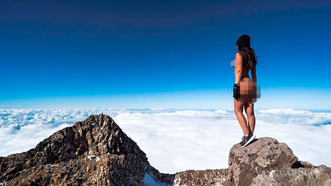 $!Modelo de Playboy molestó a maoríes por fotografiarse desnuda en montaña sagrada