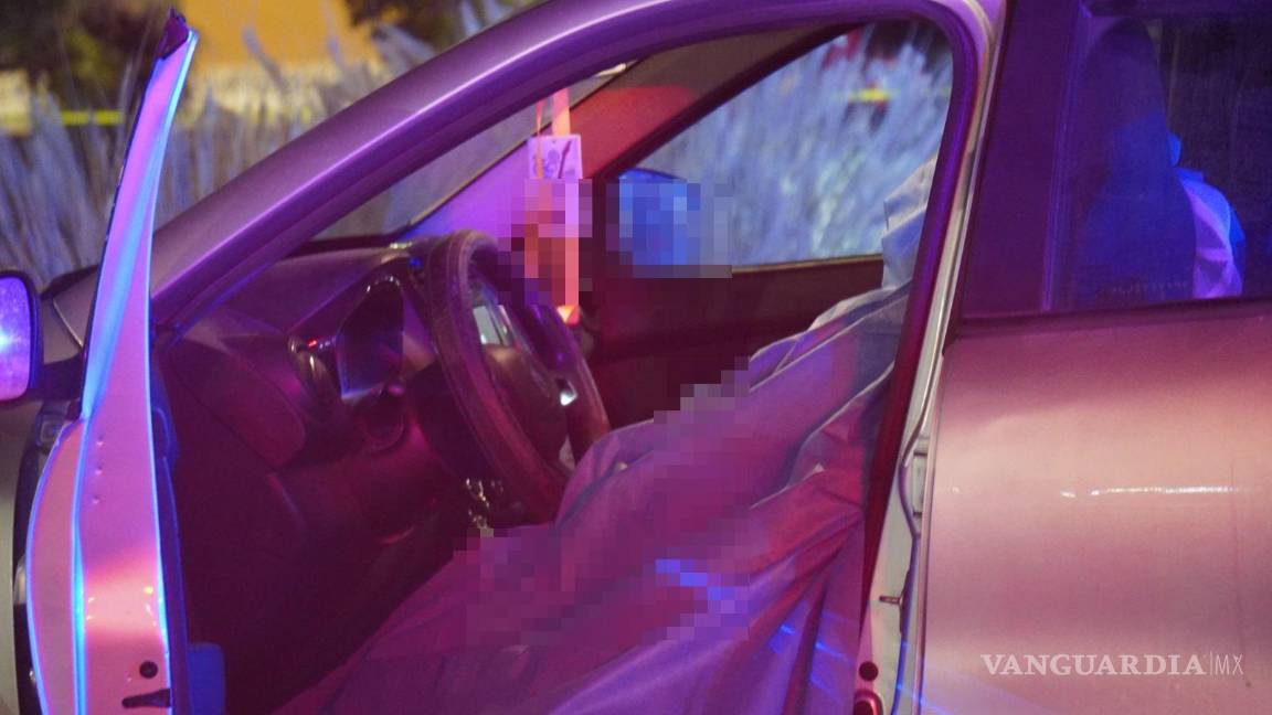 $!Peritos de la Fiscalía recabaron evidencias y trasladaron el cuerpo al Semefo para la necropsia.