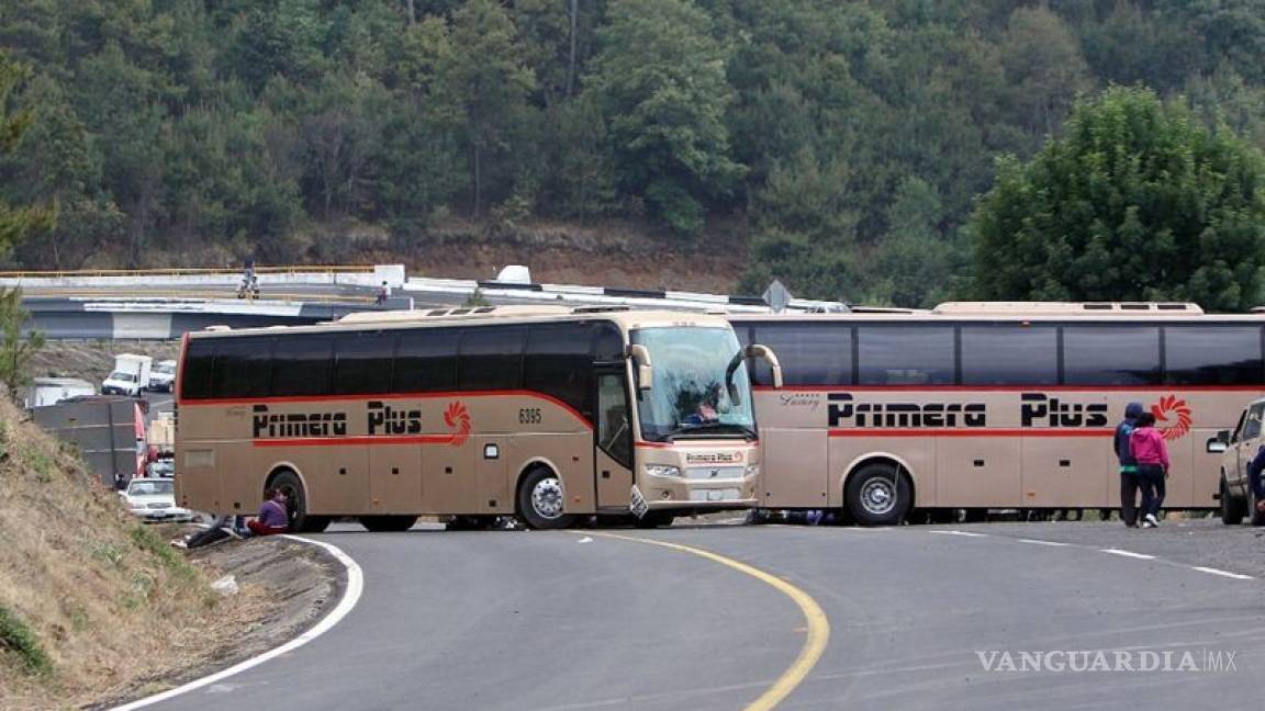 Normalistas toman autobuses en Michoacán
