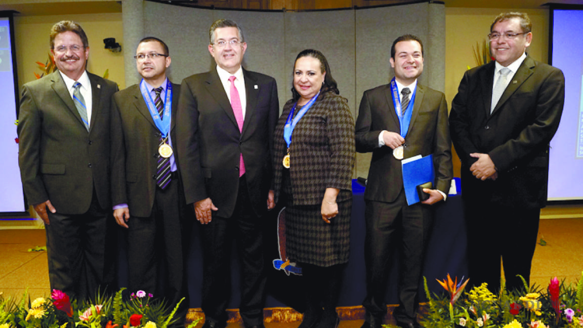 Reconoce UAdeC a dos brillantes maestros y a un ex alumno