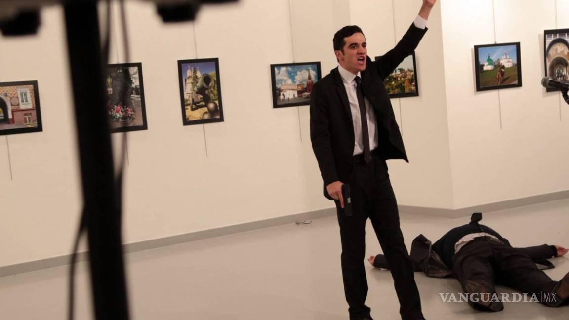 $!Al grito de "Alepo, venganza" matan al embajador ruso en Turquía