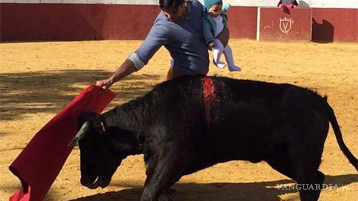 Una foto de Fran Rivera toreando con su hija en brazos crea polémica en redes
