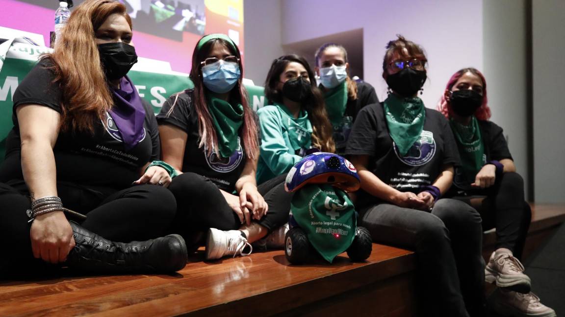 $!Un grupo de feministas presentan hoy el robot bautizado como “RAborta” durante una rueda de prensa en el Museo de la Memoria y la Tolerancia, de la Ciudad de México (México). EFE/José Méndez