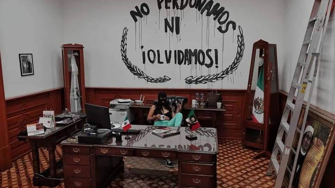 $!Es vandalismo, AMLO critica protesta de mujeres contra la CNDH