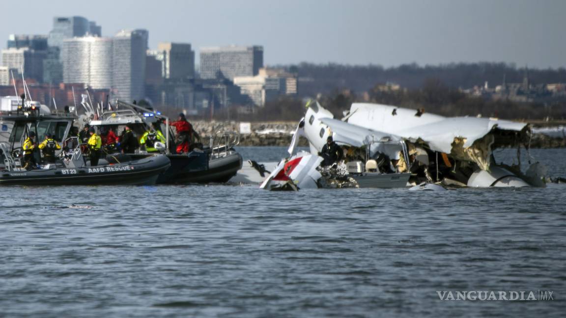 Reanudan tareas de recuperación; más de 40 cadáveres rescatados, tras choque aéreo en DC