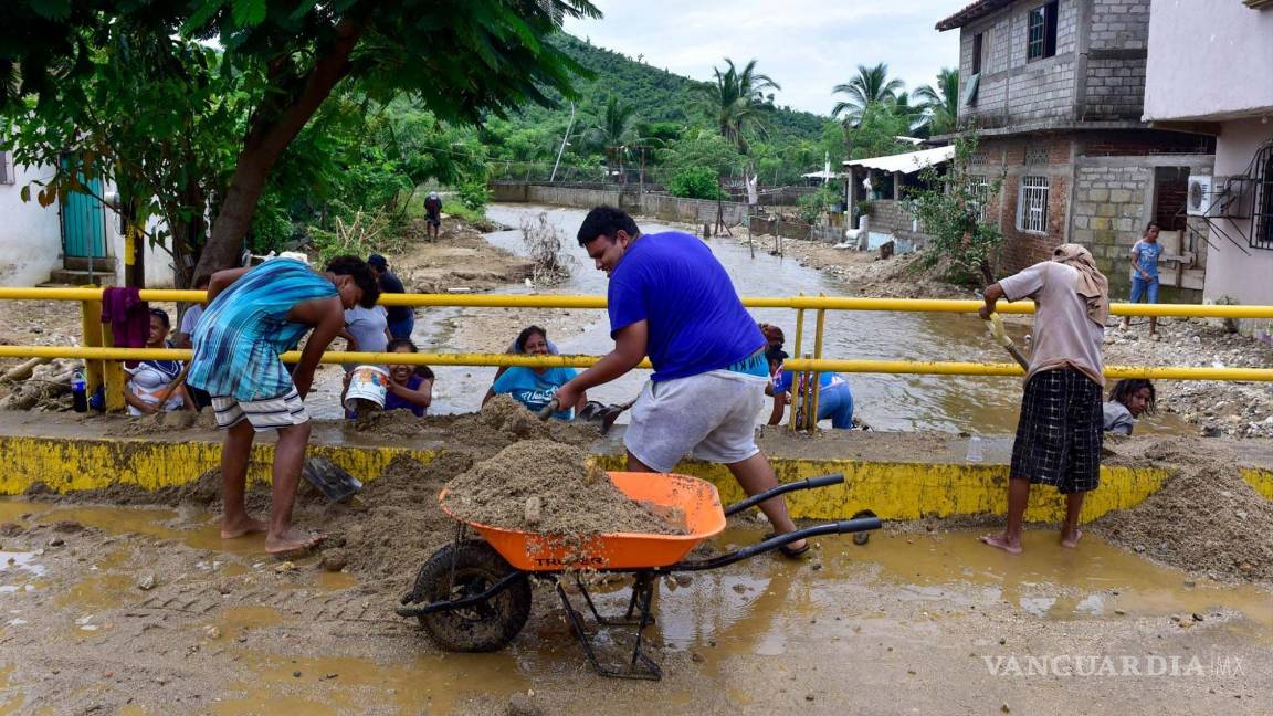 $!La comunidad de Coyuca de Benítez, conformada por 1, 800 habitantes pidió a las autoridades ayuda para desazolvar las casas y calles de la comunidad que quedaron enterradas por el lodo, así como comida y agua potable.