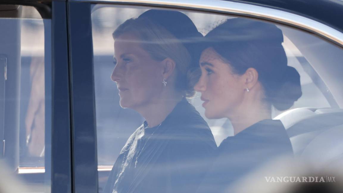 $!Meghan, duquesa de Sussex (d) y Sophie, condesa de Wessex, en un automóvil, siguen la procesión del ataúd que con el cuerpo de la reina Isabel II.