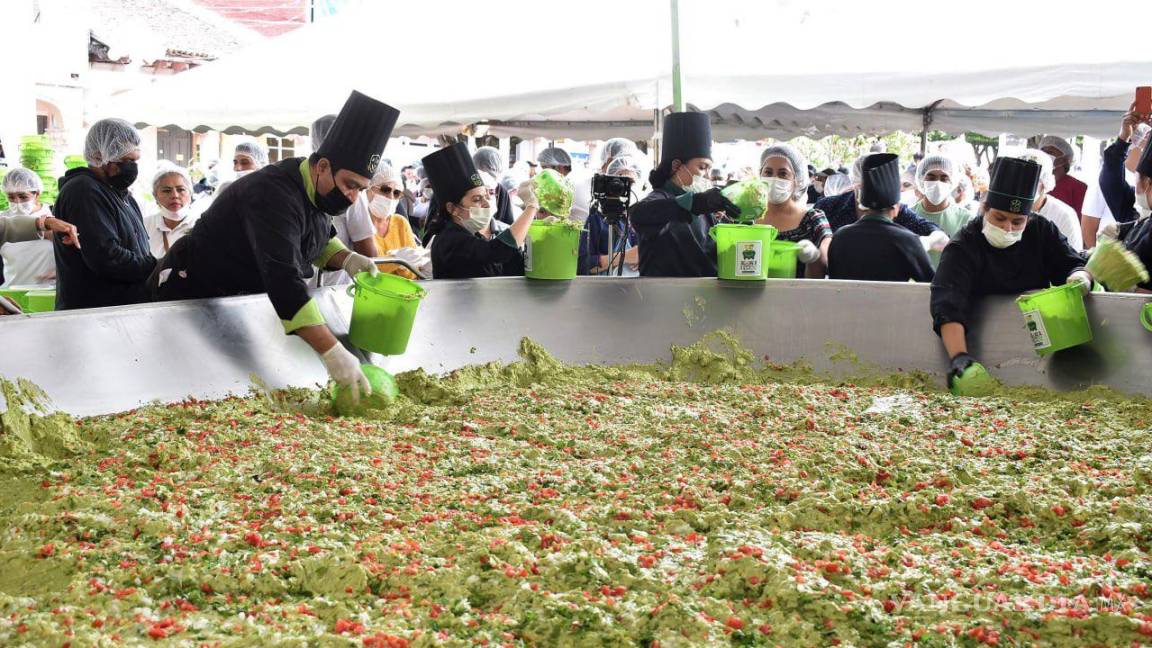 ¿Y los totopos? Michoacán rompe el Récord Guinness del guacamole más grande del mundo