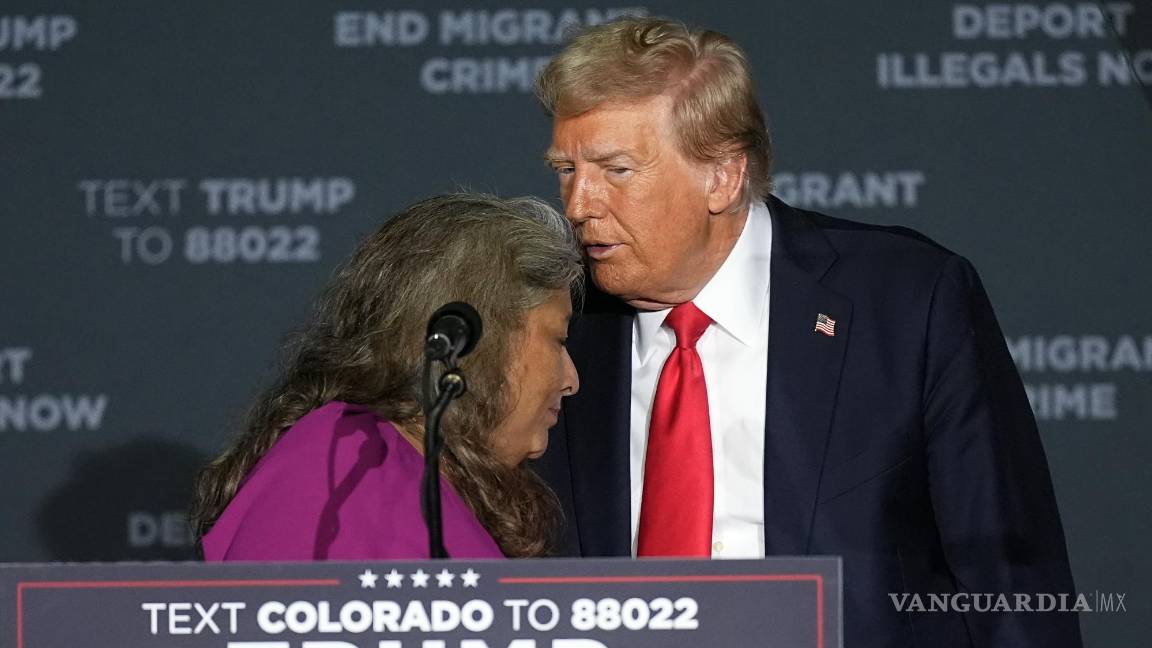 $!Donald Trump, abraza a Cindy Romero durante un mitin en el Gaylord Rockies Resort y Centro de Convenciones en Aurora, Colorado.