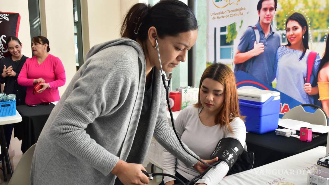 Vacunan contra la influenza y COVID a estudiantes de la UTNC en municipio de Nava