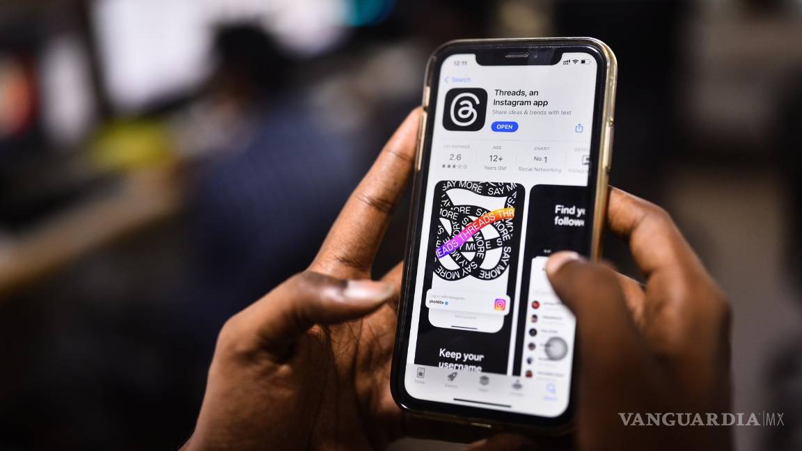 $!Un empleado descarga la aplicación Threads recientemente presentada en un iPhone en una empresa de diseño en Chennai, India.