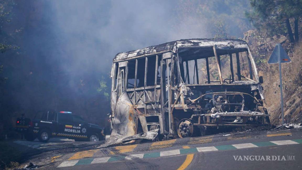 $!MORELIA, MICHOACÁN, 22FEBRERO2026.- Incendio de autos y camiones se suscitaron tras la noticia de que fue abatido Nemesio Oseguera “Alias El Mencho”, por parte de elementos del Ejército México, durante un operativo en Tapalpa, Jalisco. El líder del Cártel Jalisco Nueva Generación fue herido de gravedad cuando era trasladado a la Ciudad de México, según lo confirmo la SEDENA. Tras estos hechos en diversos estados, como en Michoacán, se registraron bloqueos e incendios. Policía Estatal y fuerzas federales iniciaron con recorridos por las zonas afectadas para retirar los vehículos y restablecer la circulación. FOTO: JUAN JOSÉ ESTRADA SERAFÍN/CUARTOSCURO.COM