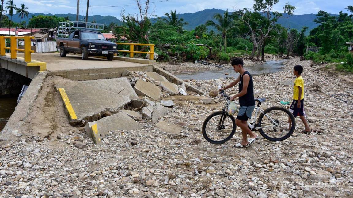 $!Las fuertes lluvias que duraron varios días provocadas por el huracán John, desbordaron el río de la comunidad de Ejido Viejo en el municipio de Coyuca de Benítez, región Costa Grande, del estado de Guerrero.
