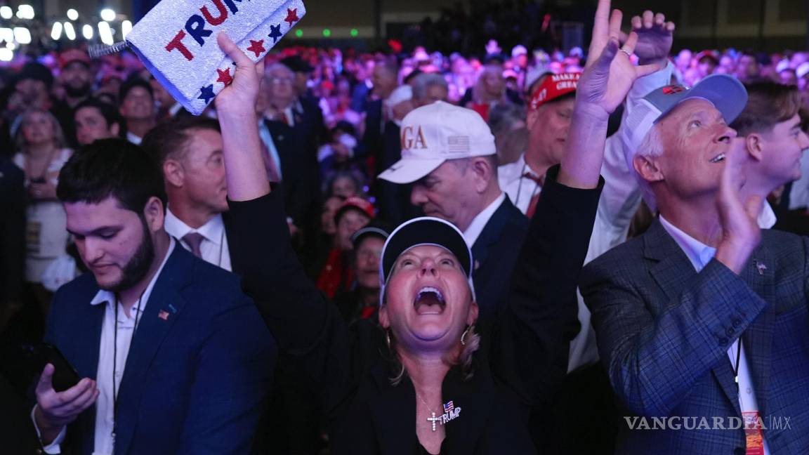 $!Simpatizantes observan los resultados de las elecciones durante una fiesta para el candidato republicano a la presidencia, Donald Trump en West Palm Beach.