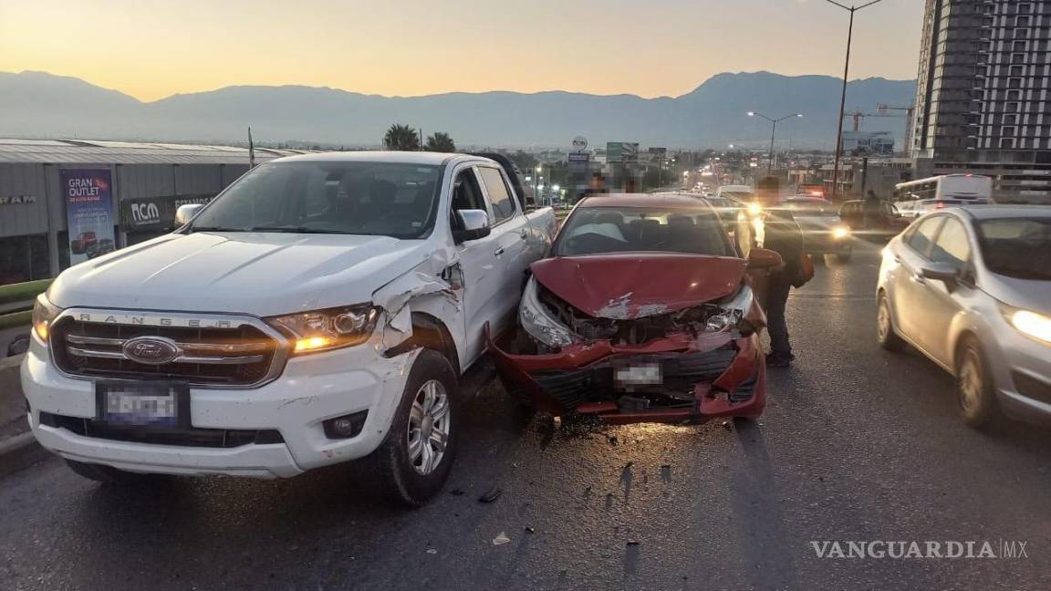 Acelerado conductor choca contra dos autos y genera caos vehicular al norte de Saltillo