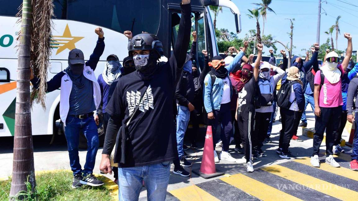 $!Normalistas de la Escuela Normal Rural de Ayotzinapa realizaron un mitin a las afueras de las instalaciones del Poder Judicial de la Federación en Acapulco.