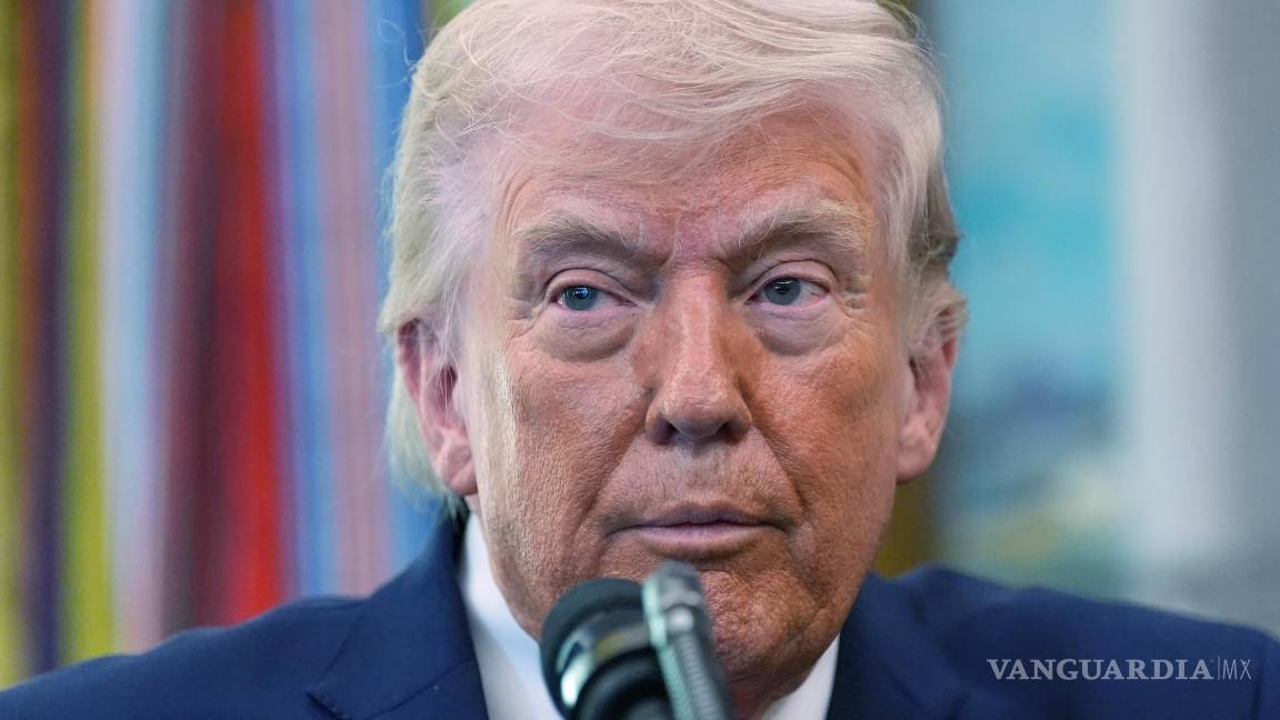 $!El presidente de Estados Unidos, Donald Trump, habla durante la toma de posesión del secretario de Seguridad Nacional, Markwayne Mullin, en la Oficina Oval.