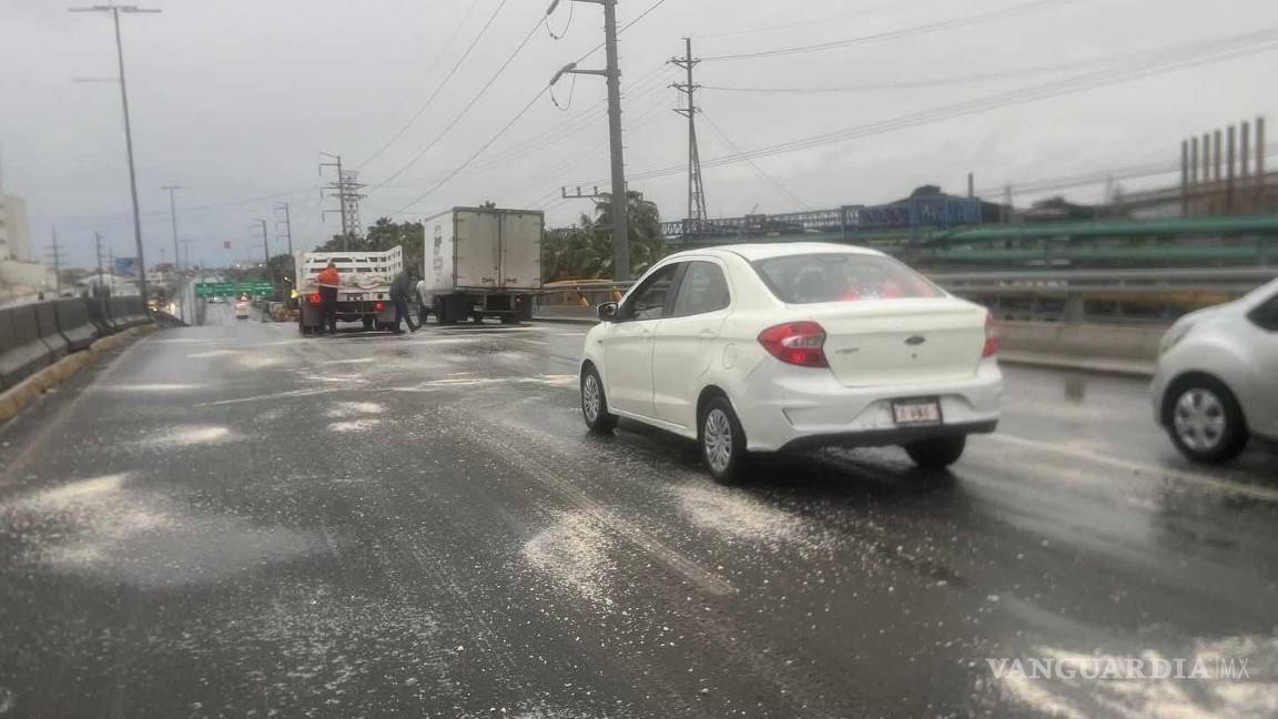 $!Autoridades de Protección Civil aplican sal en los puentes para evitar accidentes y garantizar la seguridad de los conductores.