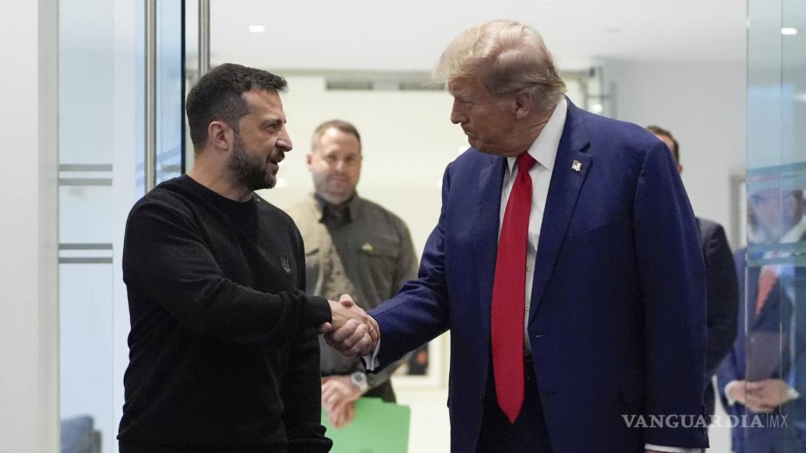 $!El candidato republicano Donald Trump, y el presidente de Ucrania, Volodímir Zelenski , se dan la mano durante su reunión en la Trump Tower en Nueva York.