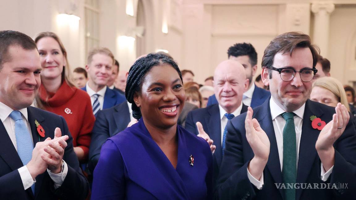 $!La nueva líder del Partido Conservador Kemi Badenoch (c), junto a su marido Hamish (d) y el candidato Robert Jenrick (i).