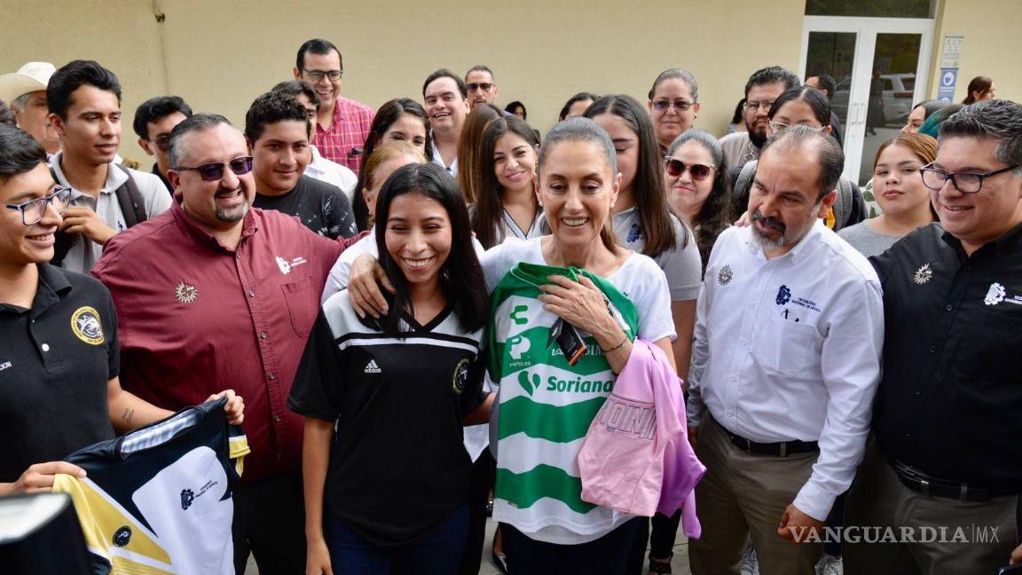 $!Y no podía faltar, para redondear el recibimiento, la playera del equipo local.