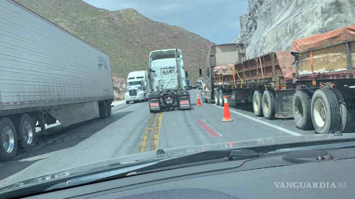 Tráiler tira carga y bloquea tramo de la carretera libre Monterrey-Saltillo