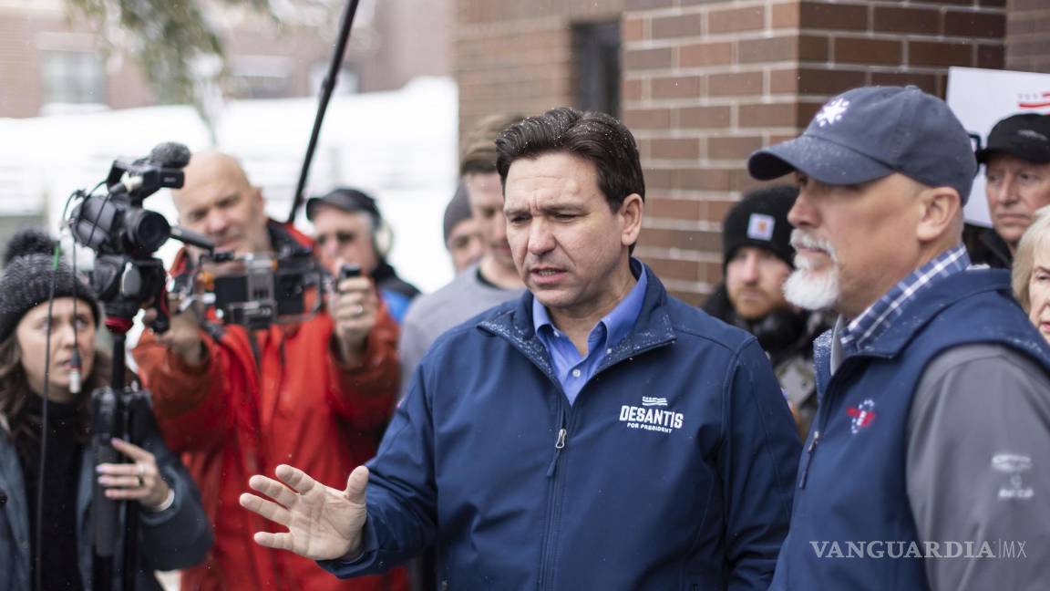 $!El candidato presidencial republicano, el gobernador de Florida, Ron DeSantis (c), durante una visita a voluntarios en una oficina de campaña en Urbandale, Iowa.