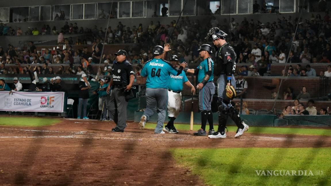 $!El equipo saltillense celebrando una carrera más a la cuenta.