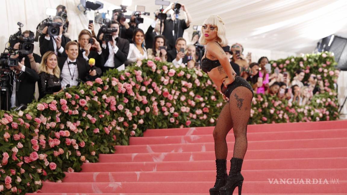 $!La cantante estadounidense Lady Gaga posa en la alfombra roja -que aquí es rosa- de la Gala Met neoyorquina en 2019. EFE/Justin Lane