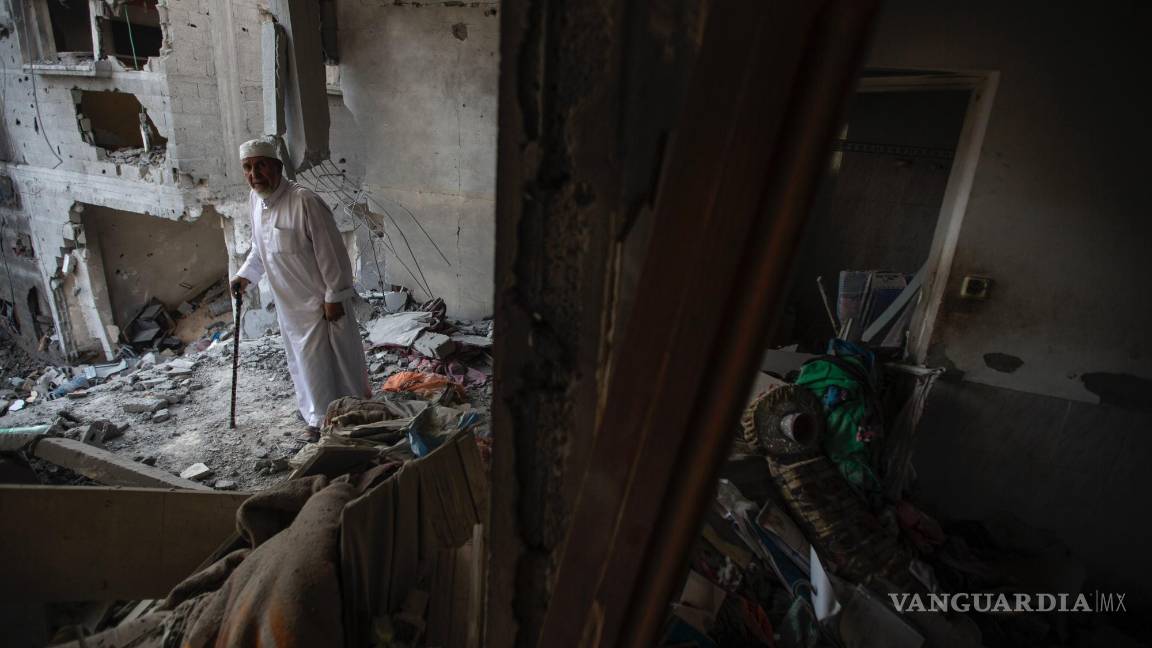 $!Los palestinos buscan entre los escombros de un edificio en el que Khaled Mansour, un destacado militante de la Yihad Islámica, murió tras un ataque aéreo.