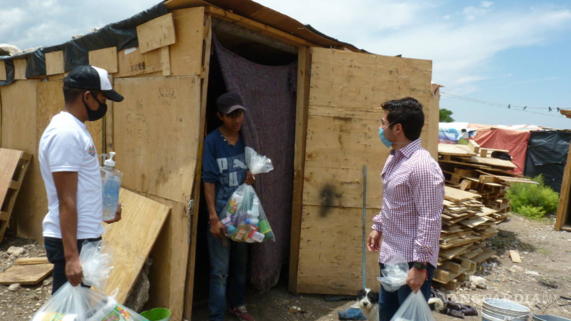 Organización ciudadana reparte kits de limpieza en zonas marginadas de Saltillo