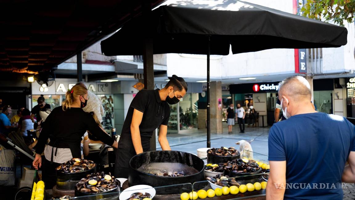 $!Kemeralti, el distrito comercial de Esmirna, acoge uno de los mayores mercados al aire libre del mundo, con unas 5,000 tiendas y puestos entre los que se suceden numerosas sinagogas sefardíes. EFE/Guillermo López