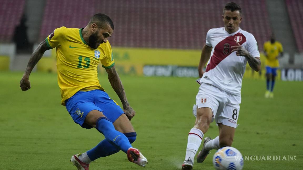Dani Alves deja el Sao Paulo y ya suena en Liga MX
